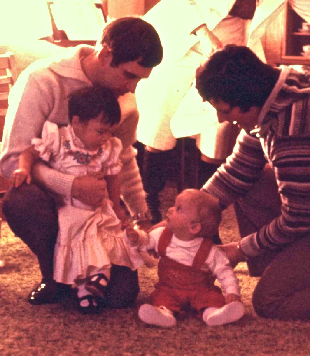 1976-12-Scott-Christmas-03.jpg